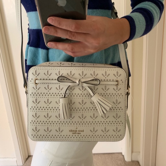 KATE SPADE NEW YORK HAYES CAMERA WHITE CROSSBODY - Picture 2 of 8